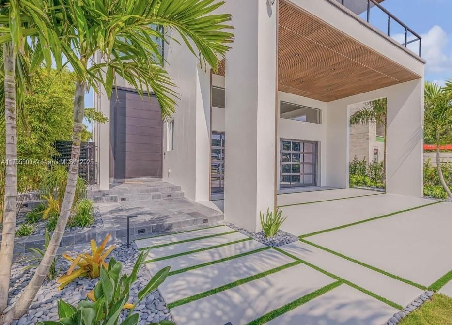 For Sale: $6,750,000 (5 beds, 5 baths, 5500 Square Feet)