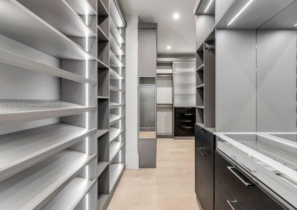 For Sale: $6,750,000 (5 beds, 5 baths, 5500 Square Feet)