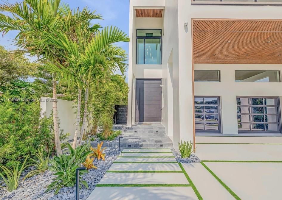 For Sale: $6,750,000 (5 beds, 5 baths, 5500 Square Feet)