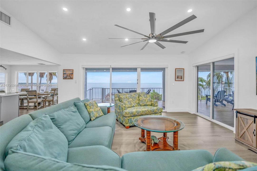 На продажу: $3,699,000 (4 спален, 4 ванн, 3222 Квадратных фут)