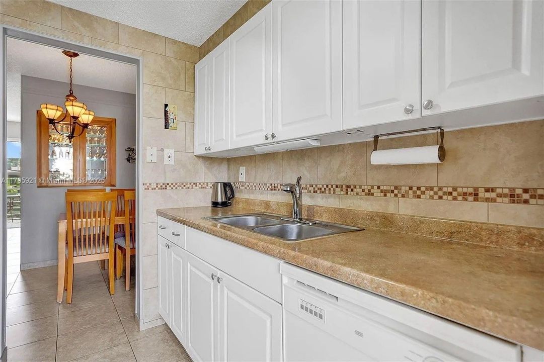 合同活跃: $60,000 (1 贝兹, 1 浴室, 688 平方英尺)