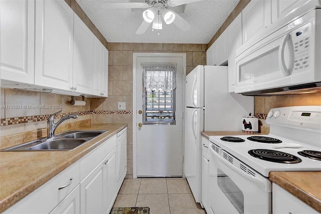 合同活跃: $60,000 (1 贝兹, 1 浴室, 688 平方英尺)