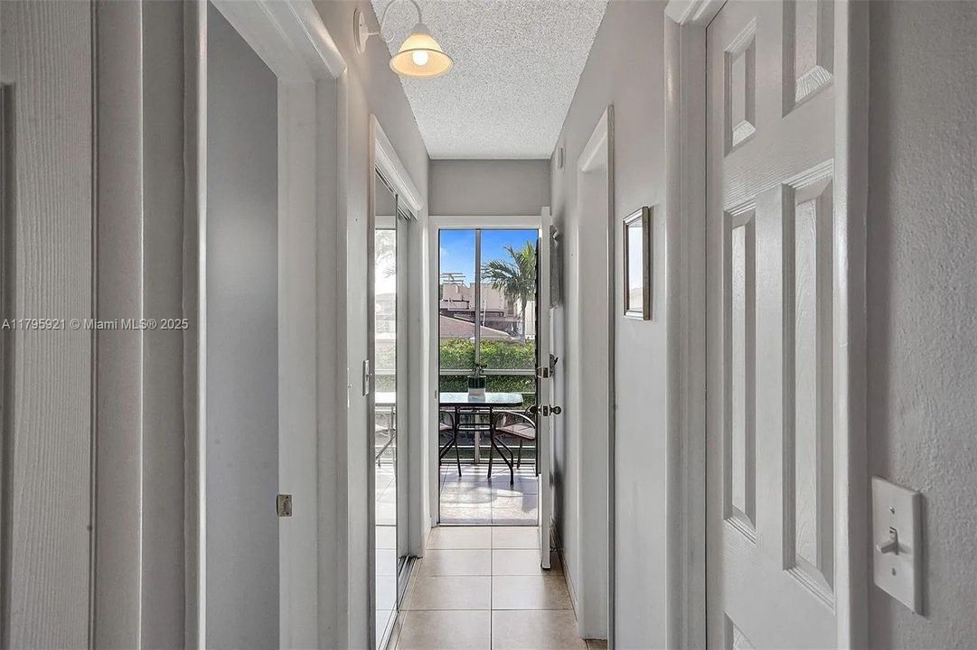 合同活跃: $60,000 (1 贝兹, 1 浴室, 688 平方英尺)