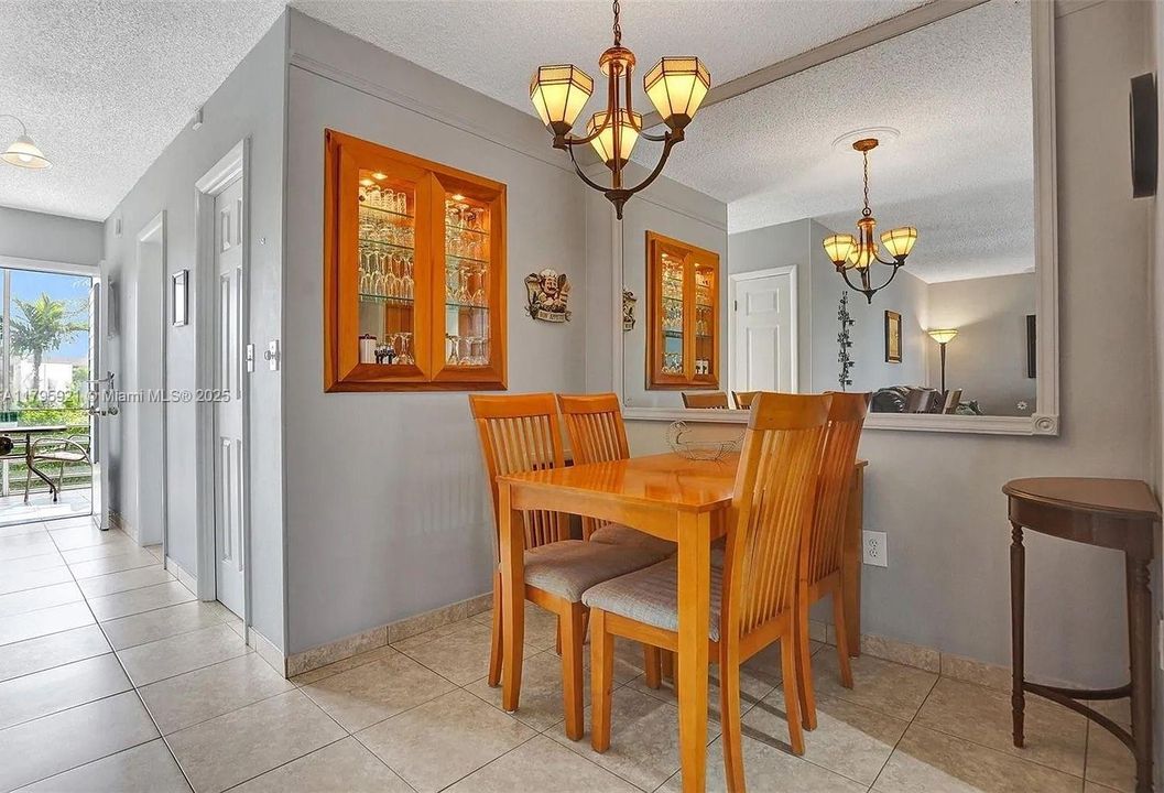 合同活跃: $60,000 (1 贝兹, 1 浴室, 688 平方英尺)