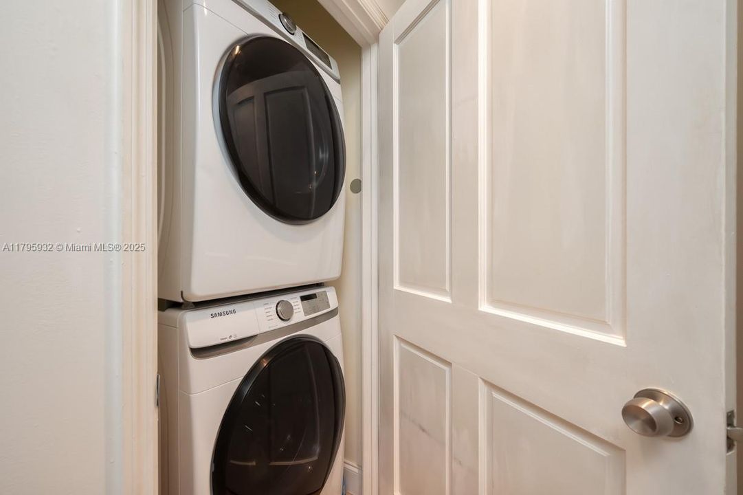 Recently Sold: $1,599,000 (3 beds, 2 baths, 1582 Square Feet)