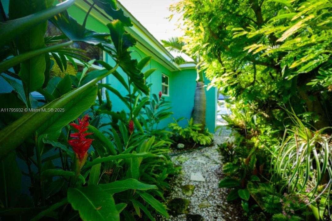 Recently Sold: $1,599,000 (3 beds, 2 baths, 1582 Square Feet)