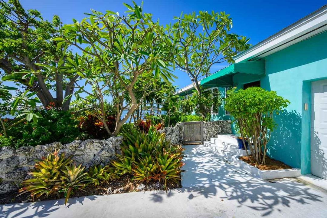 Recently Sold: $1,599,000 (3 beds, 2 baths, 1582 Square Feet)