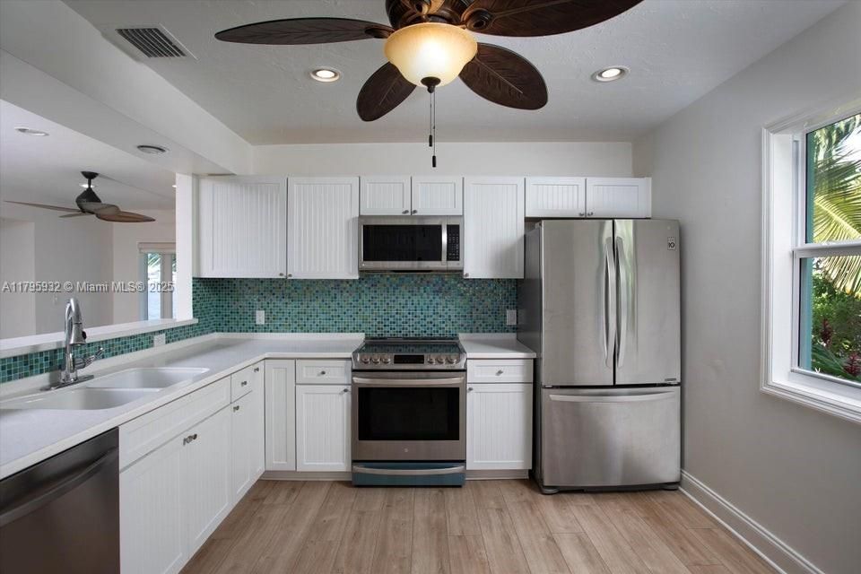 Recently Sold: $1,599,000 (3 beds, 2 baths, 1582 Square Feet)