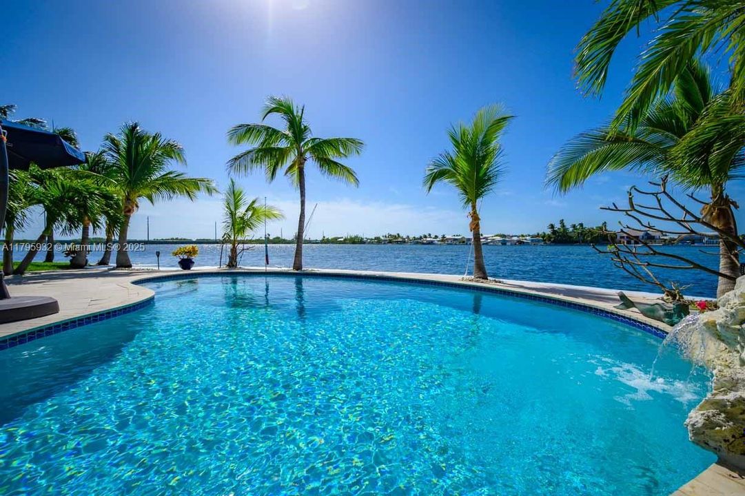 Recently Sold: $1,599,000 (3 beds, 2 baths, 1582 Square Feet)