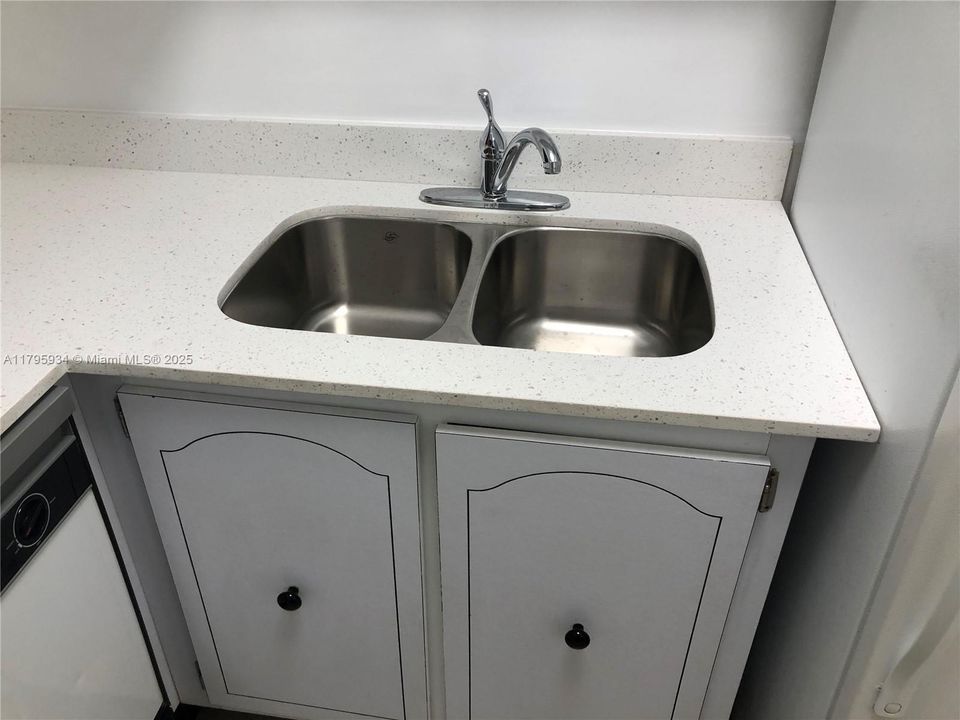 Recently Rented: $2,000 (1 beds, 1 baths, 765 Square Feet)