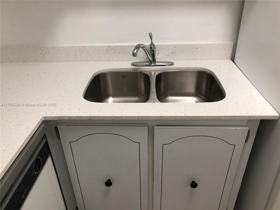 Recently Rented: $2,000 (1 beds, 1 baths, 765 Square Feet)