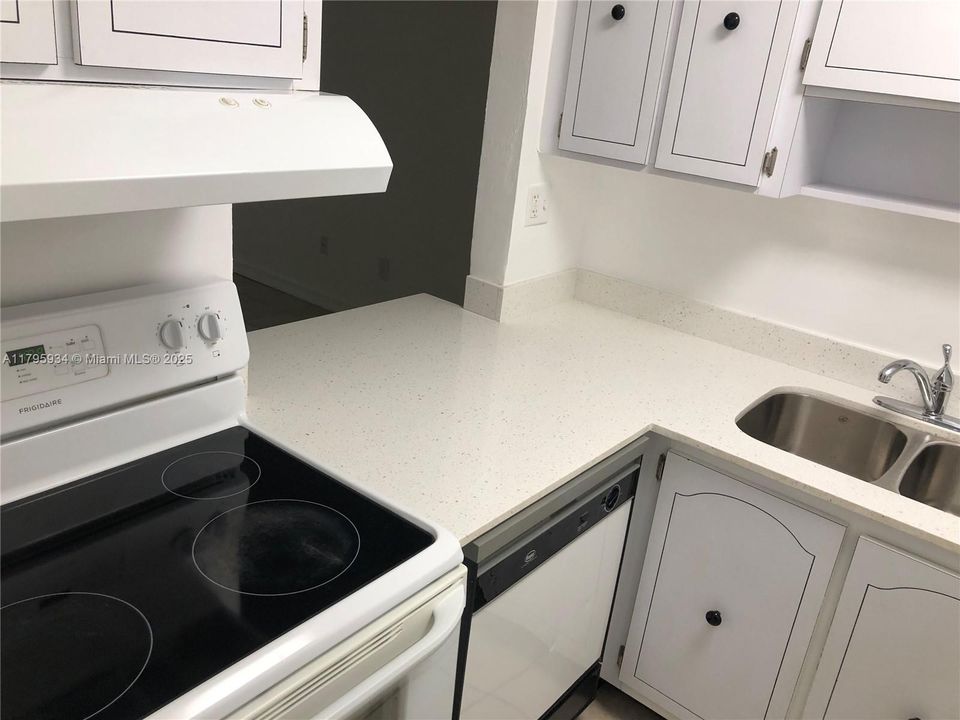 Recently Rented: $2,000 (1 beds, 1 baths, 765 Square Feet)