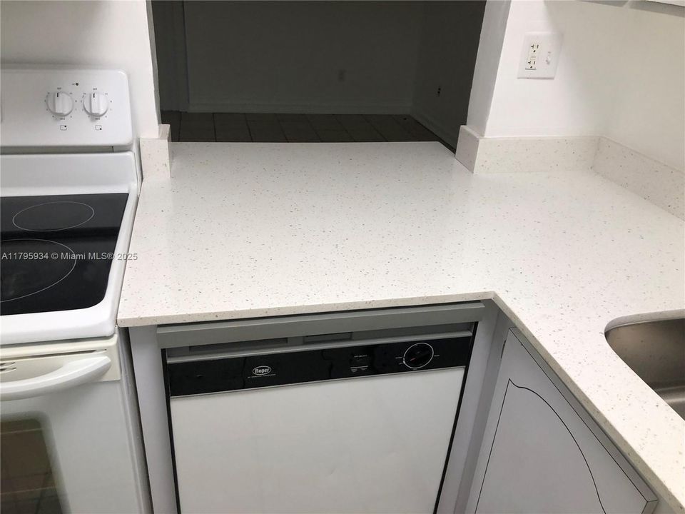 Recently Rented: $2,000 (1 beds, 1 baths, 765 Square Feet)