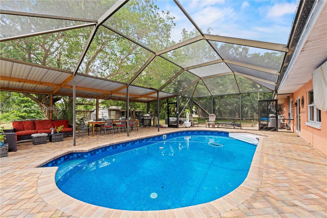 Active With Contract: $879,000 (3 beds, 2 baths, 2816 Square Feet)