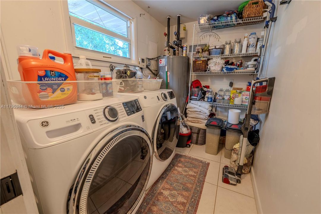 Active With Contract: $879,000 (3 beds, 2 baths, 2816 Square Feet)