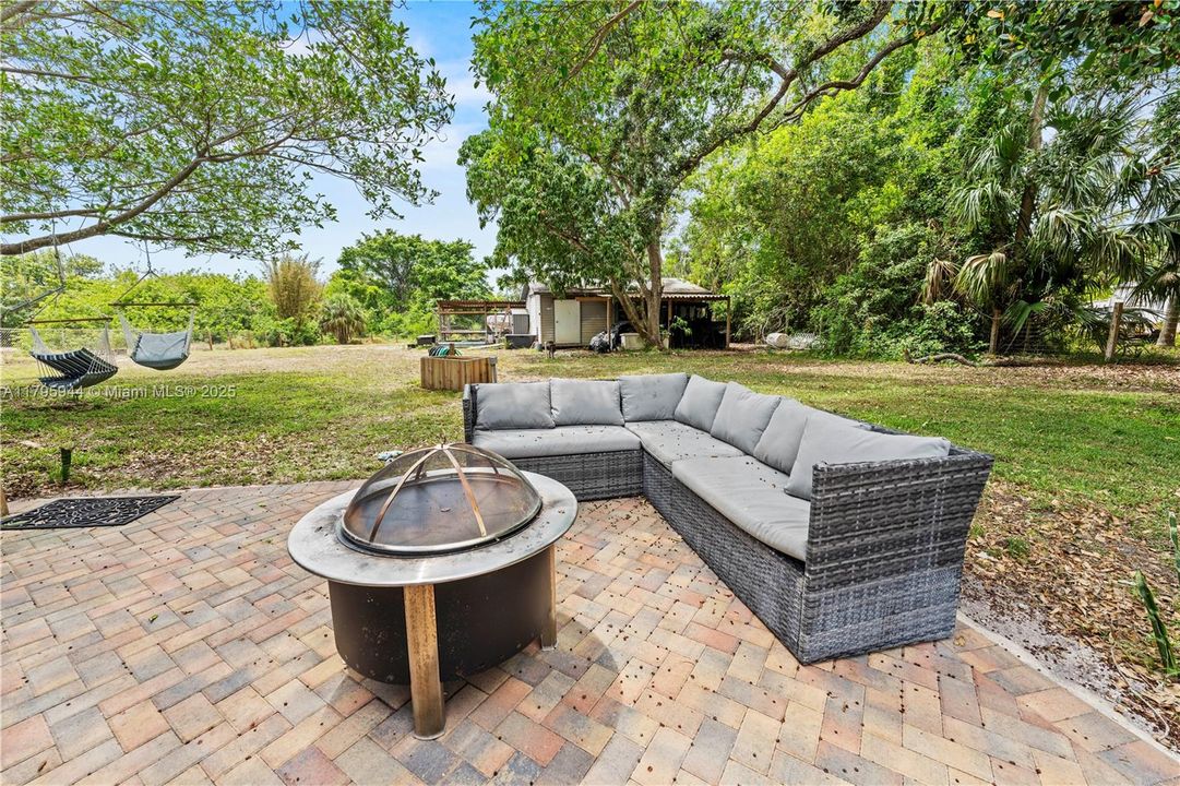 Active With Contract: $879,000 (3 beds, 2 baths, 2816 Square Feet)