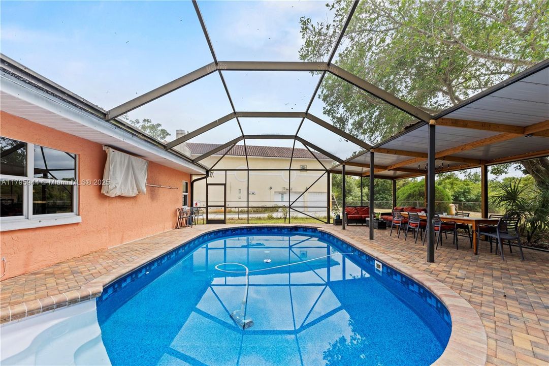 Active With Contract: $879,000 (3 beds, 2 baths, 2816 Square Feet)