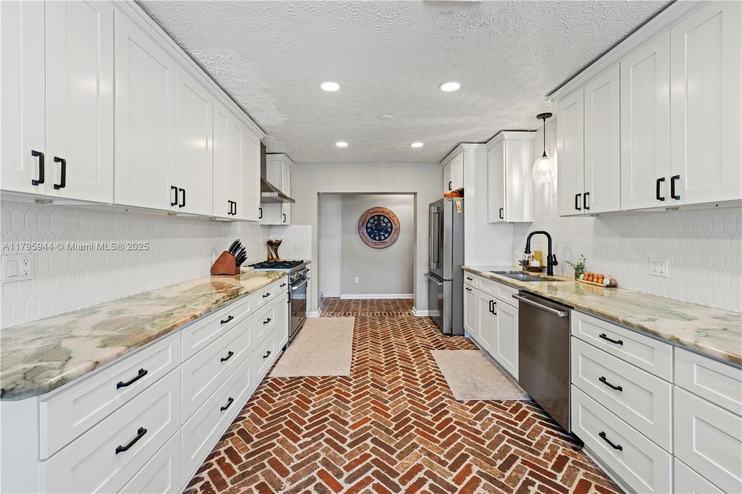 Active With Contract: $879,000 (3 beds, 2 baths, 2816 Square Feet)