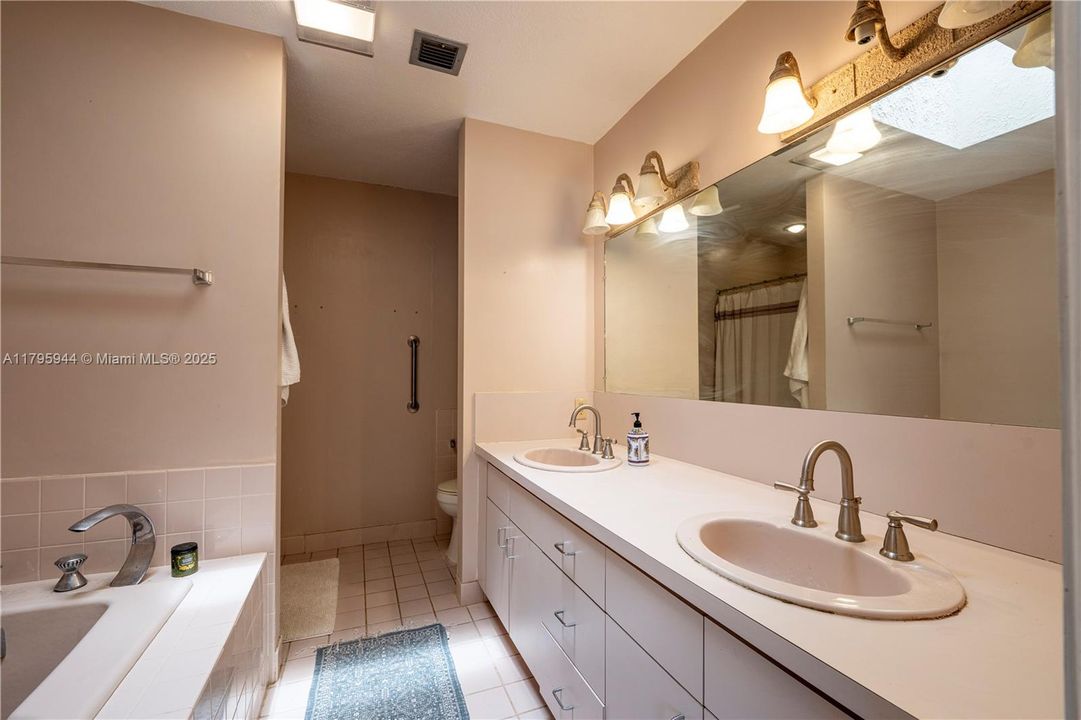 Active With Contract: $879,000 (3 beds, 2 baths, 2816 Square Feet)