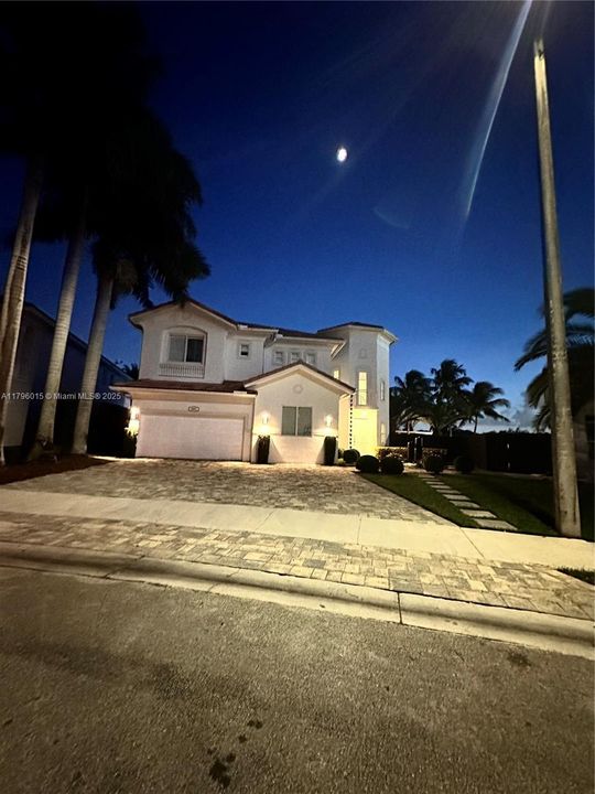 出租: $15,000 (5 贝兹, 3 浴室, 4185 平方英尺)