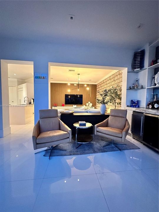 出租: $15,000 (5 贝兹, 3 浴室, 4185 平方英尺)