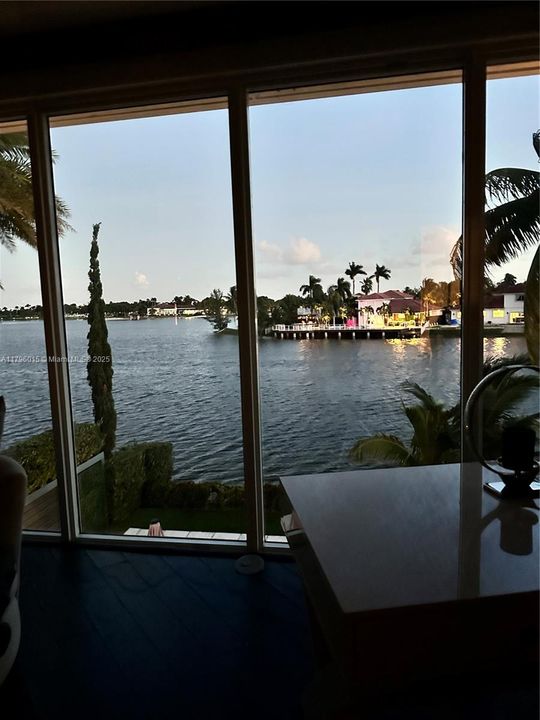 出租: $15,000 (5 贝兹, 3 浴室, 4185 平方英尺)