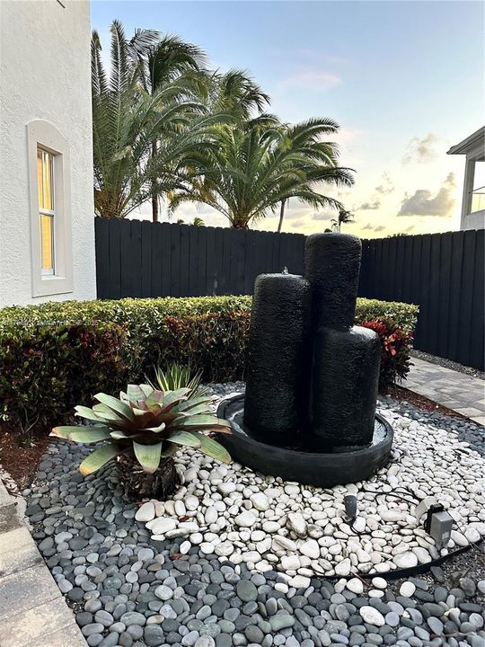 出租: $15,000 (5 贝兹, 3 浴室, 4185 平方英尺)