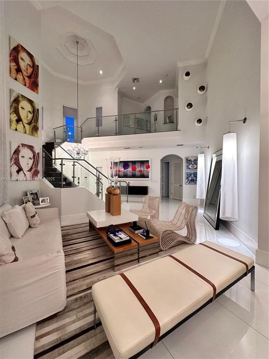 出租: $15,000 (5 贝兹, 3 浴室, 4185 平方英尺)