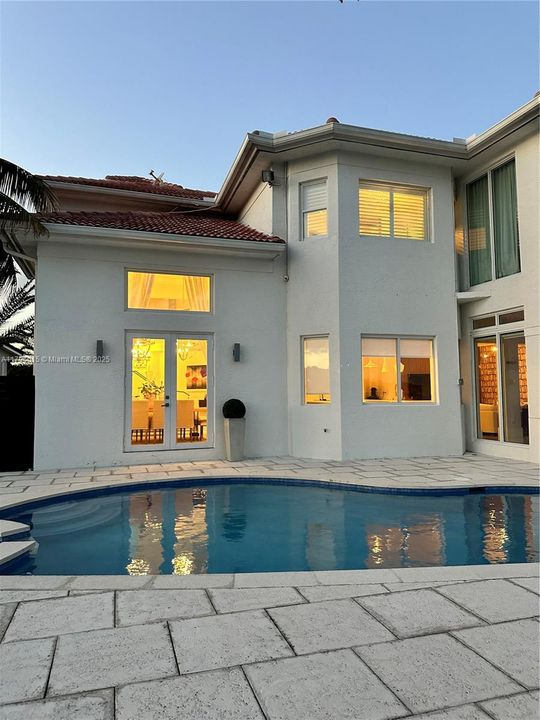 出租: $15,000 (5 贝兹, 3 浴室, 4185 平方英尺)