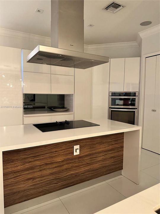 出租: $15,000 (5 贝兹, 3 浴室, 4185 平方英尺)