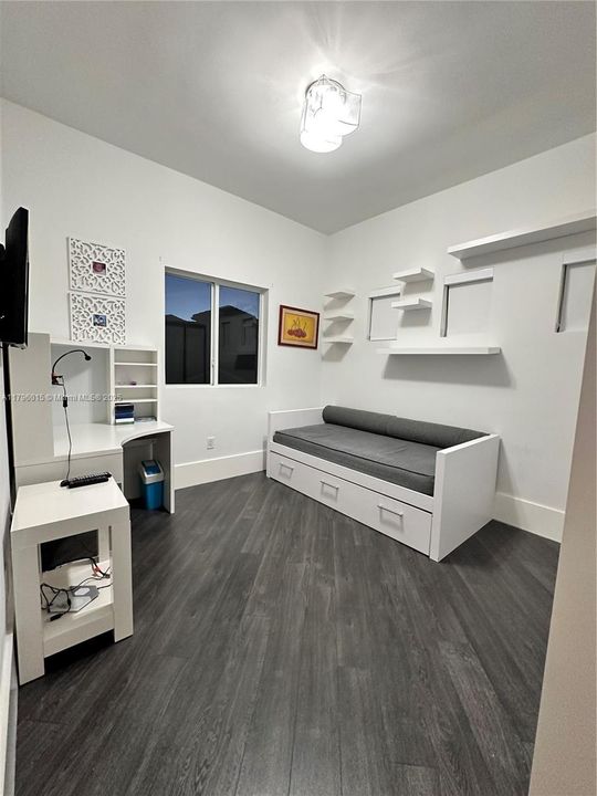 出租: $15,000 (5 贝兹, 3 浴室, 4185 平方英尺)