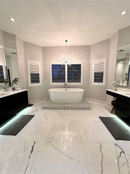 出租: $15,000 (5 贝兹, 3 浴室, 4185 平方英尺)