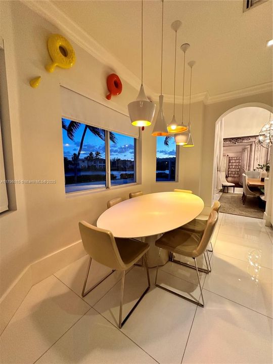 出租: $15,000 (5 贝兹, 3 浴室, 4185 平方英尺)