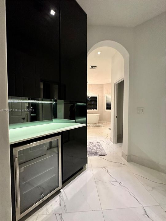 出租: $15,000 (5 贝兹, 3 浴室, 4185 平方英尺)