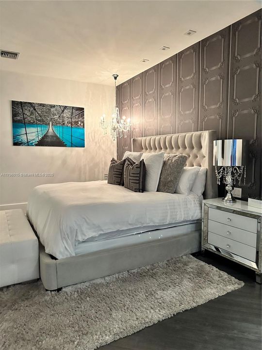 出租: $15,000 (5 贝兹, 3 浴室, 4185 平方英尺)