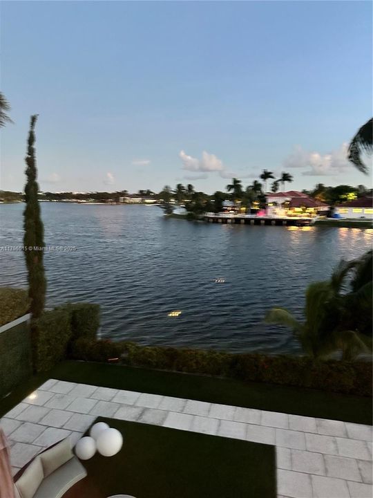 出租: $15,000 (5 贝兹, 3 浴室, 4185 平方英尺)