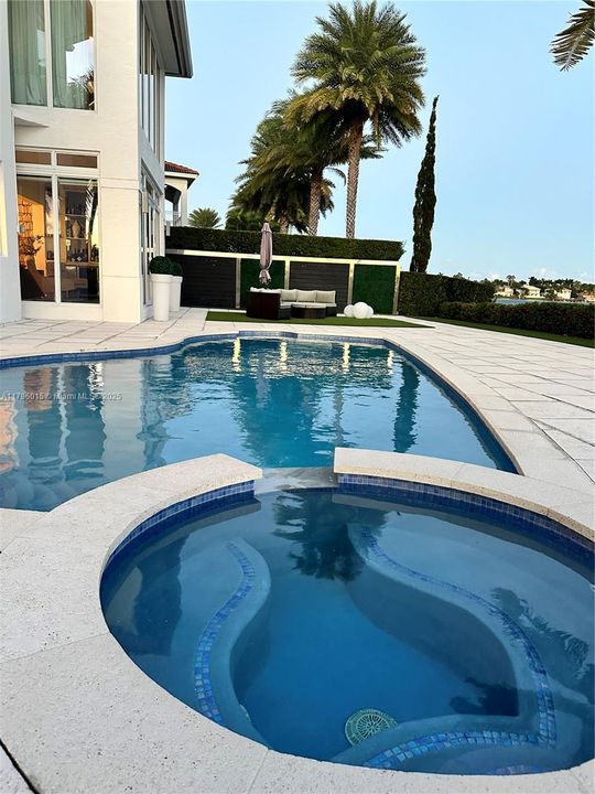 出租: $15,000 (5 贝兹, 3 浴室, 4185 平方英尺)