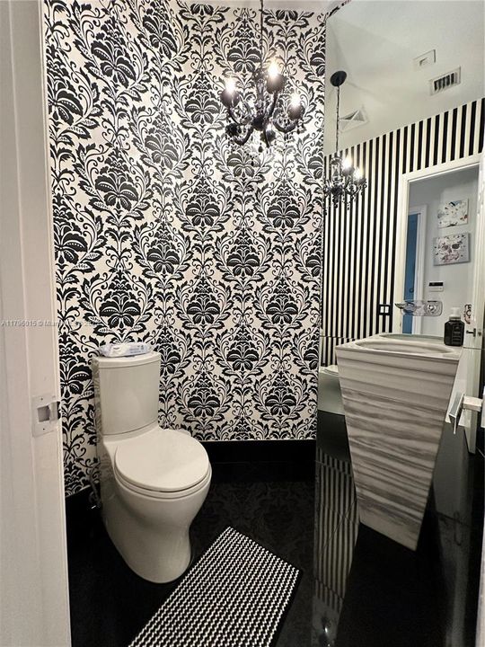 出租: $15,000 (5 贝兹, 3 浴室, 4185 平方英尺)