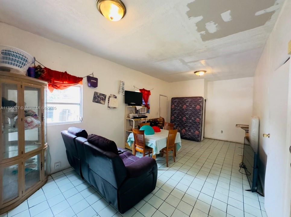 Recently Sold: $425,000 (3 beds, 2 baths, 1135 Square Feet)