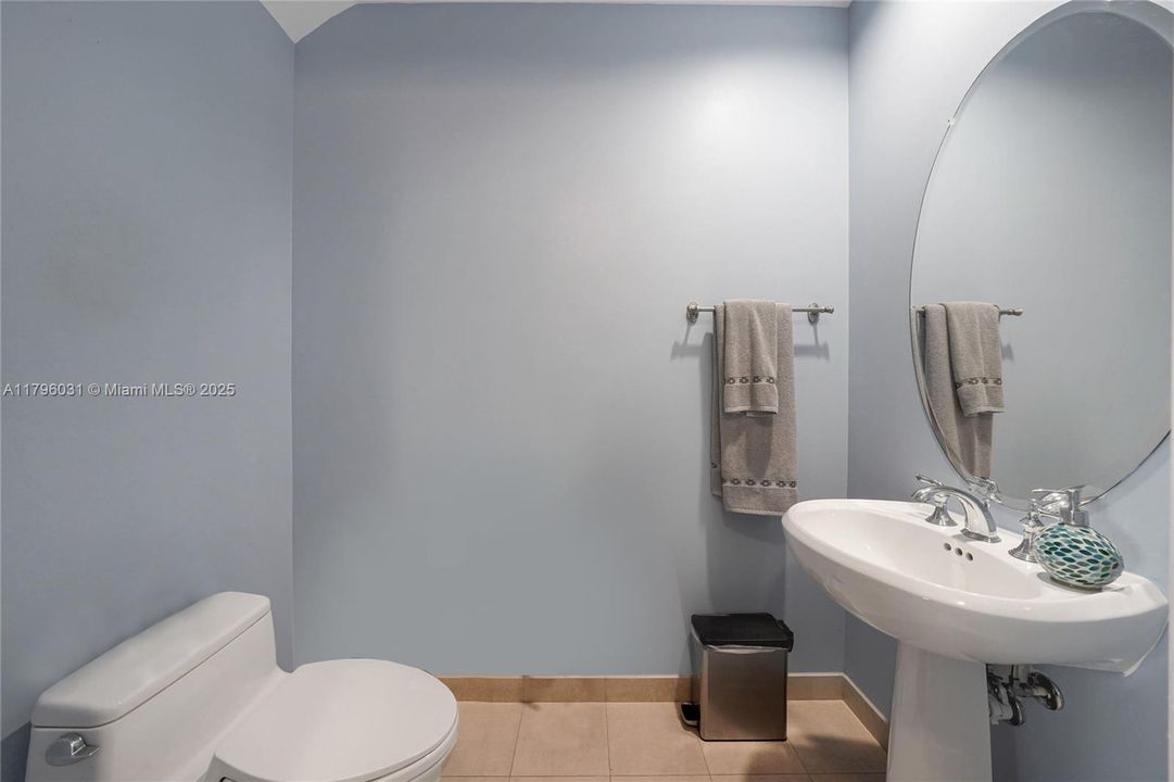 Immaculate Downstairs Half Bathroom