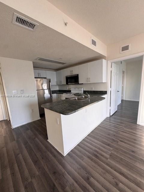 For Sale: $405,000 (2 beds, 2 baths, 827 Square Feet)