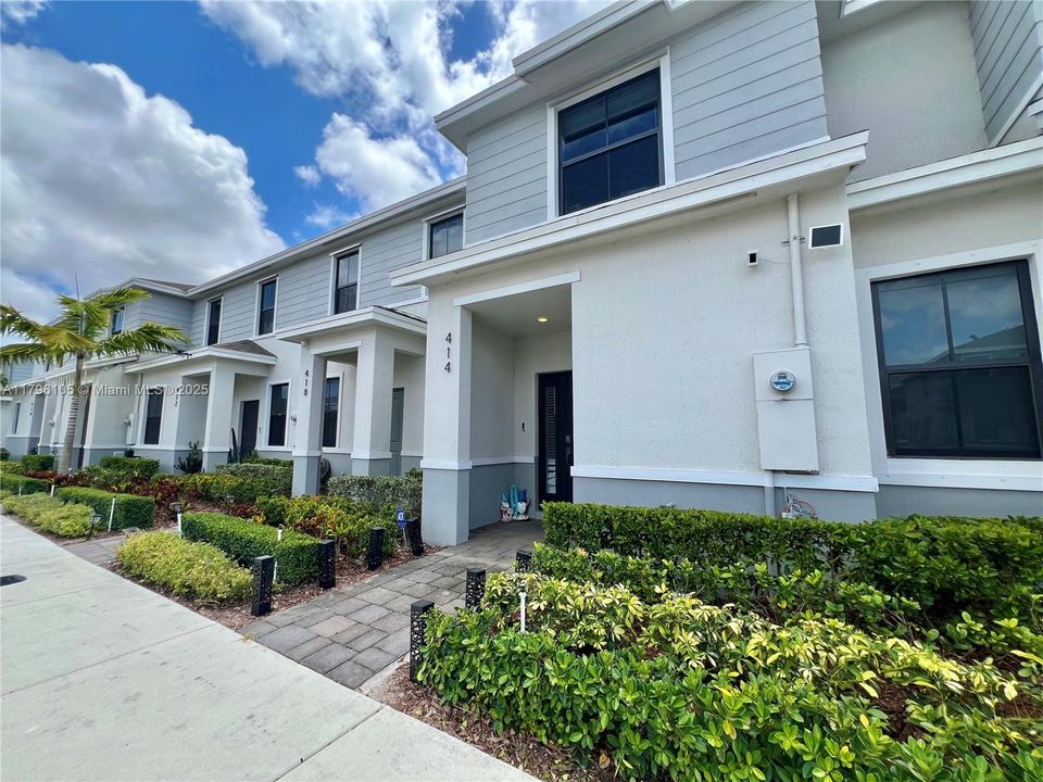 For Sale: $400,000 (3 beds, 3 baths, 1380 Square Feet)