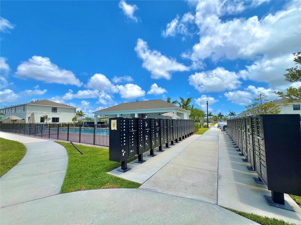 For Sale: $400,000 (3 beds, 3 baths, 1380 Square Feet)