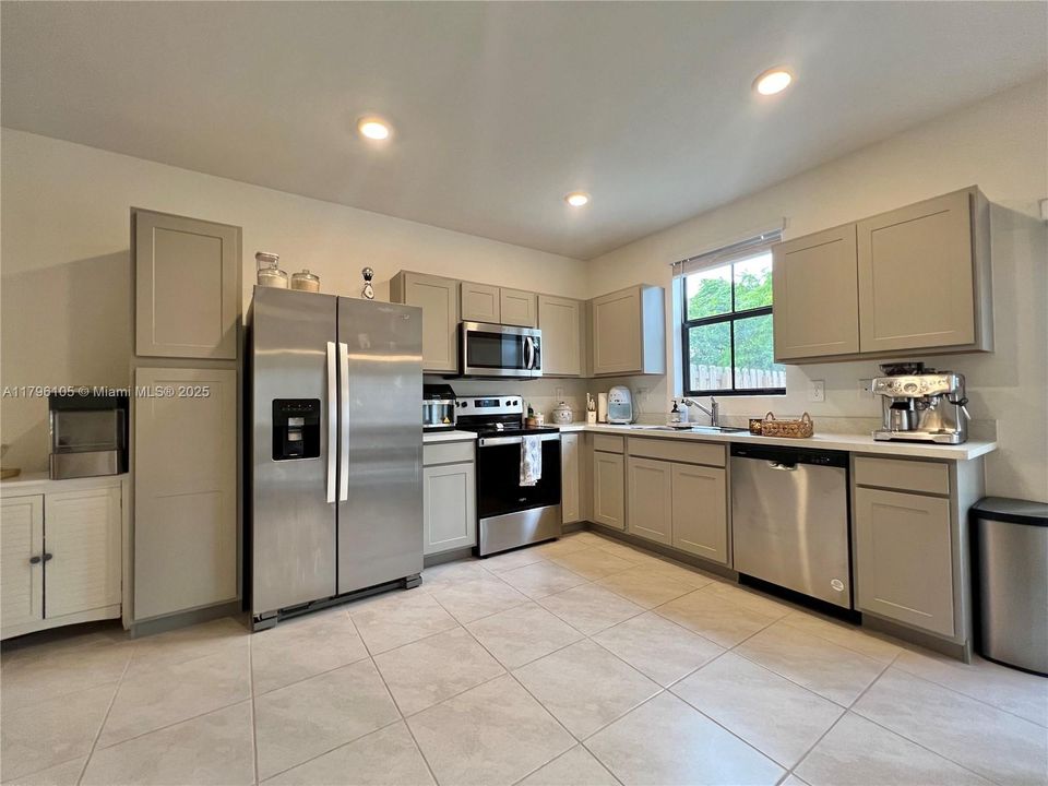 For Sale: $400,000 (3 beds, 3 baths, 1380 Square Feet)