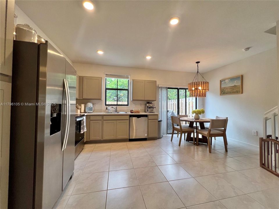 For Sale: $400,000 (3 beds, 3 baths, 1380 Square Feet)