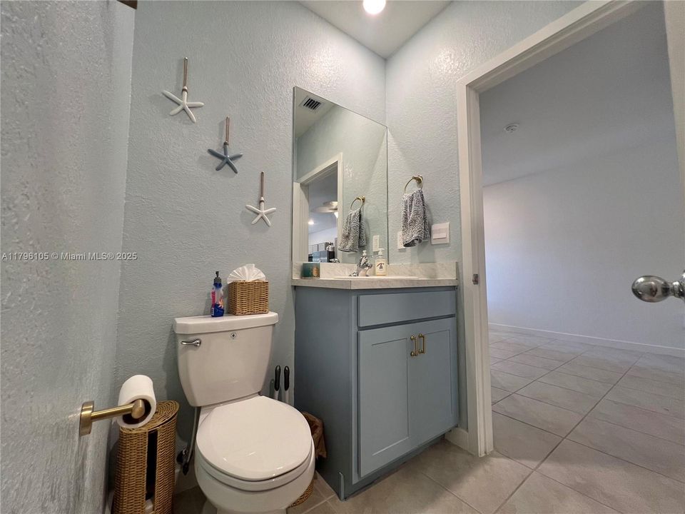 For Sale: $400,000 (3 beds, 3 baths, 1380 Square Feet)