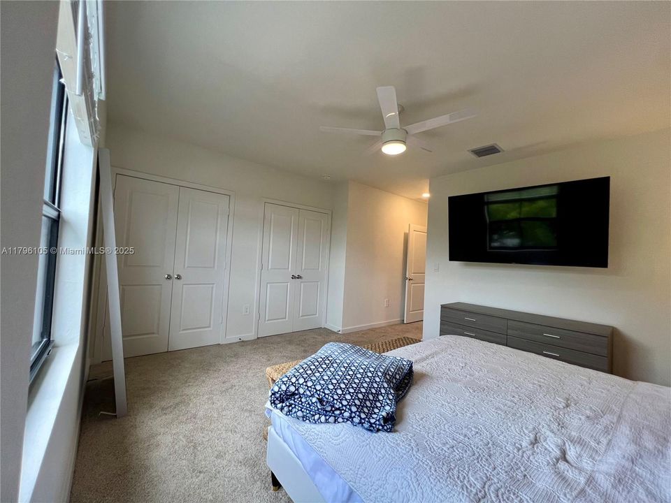 For Sale: $400,000 (3 beds, 3 baths, 1380 Square Feet)