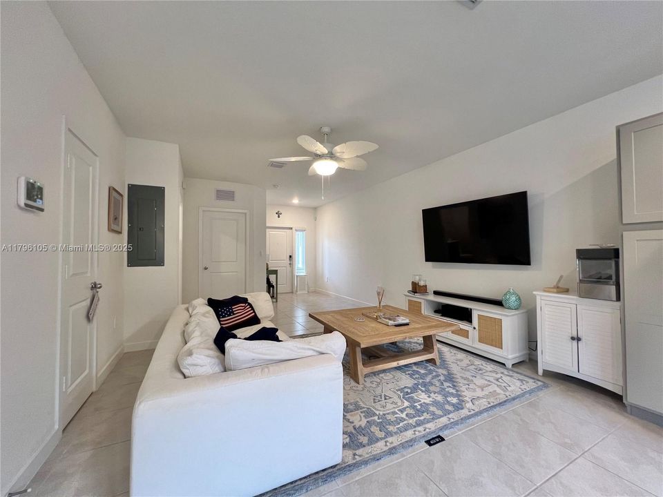 For Sale: $400,000 (3 beds, 3 baths, 1380 Square Feet)