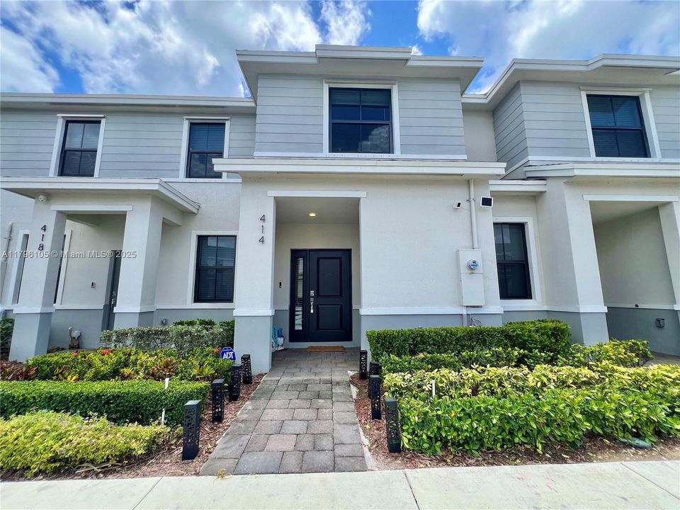 For Sale: $400,000 (3 beds, 3 baths, 1380 Square Feet)