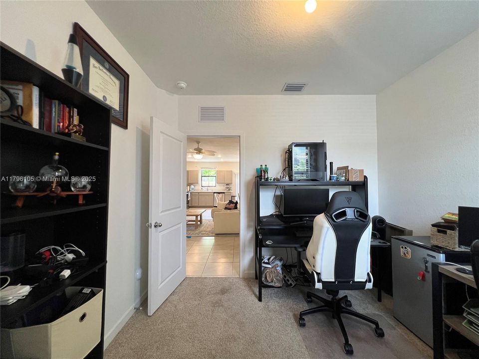 For Sale: $400,000 (3 beds, 3 baths, 1380 Square Feet)